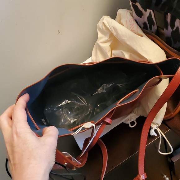 NWT Mansur Gavriel drawstring bucket leather bag in Brandy, Azure Interior - Picture 5 of 13